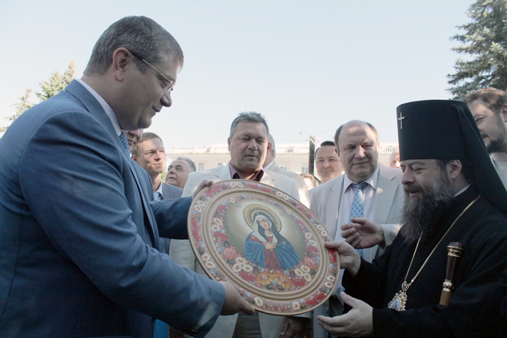 Губернатор Дніпропетровщини подарував Луганській єпархії унікальну ікону Божої Матері «Умиління»