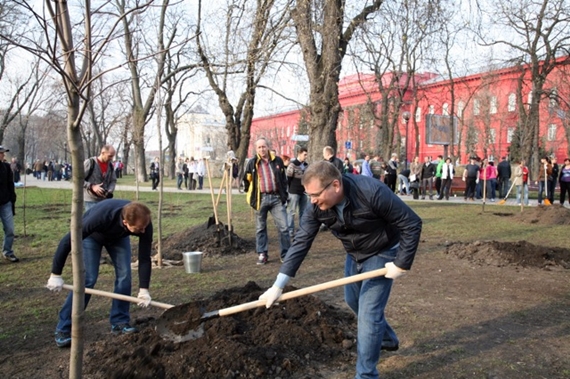 Олександр Вілкул: «У Всеукраїнському суботнику 20 квітня 2013 року взяло участь майже 5,5 млн громадян» (фото)