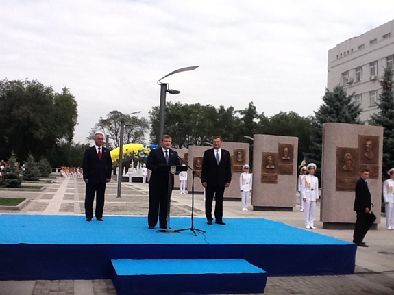 У Дніпропетровську до Дня міста губернатор Олександр Вілкул відкрив нову площу імені 80-річчя Дніпропетровської області