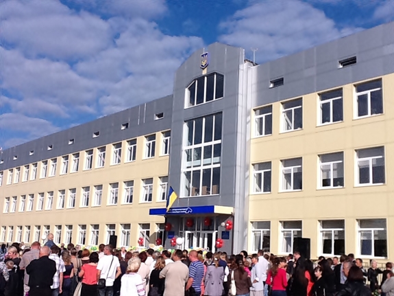 У селі Піщанка Новомосковського району Олександр Вілкул відкрив нову найсучаснішу школу (фото)
