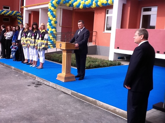 Президент України Віктор Янукович та губернатор Дніпропетровщини Олександр Вілкул відкрили новий будинок за програмою «Доступне житло»