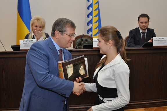 Губернатор нагородив 27 учнів із Дніпропетровщини, які перемогли у Всеукраїнському конкурсі-захисті науково-дослідницьких робіт (фото)