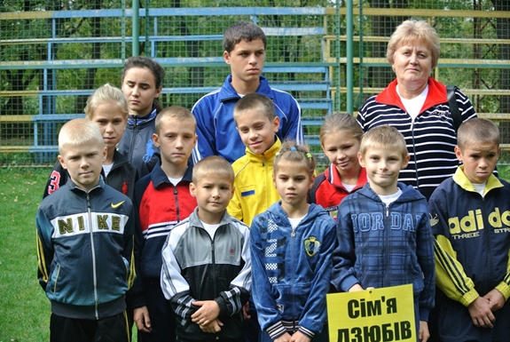 На Дніпропетровщині діти та їх батьки-вихователі взяли участь в спортивно-розважальному святі «Мамо, тато, я – щаслива, спортивна сім'я»