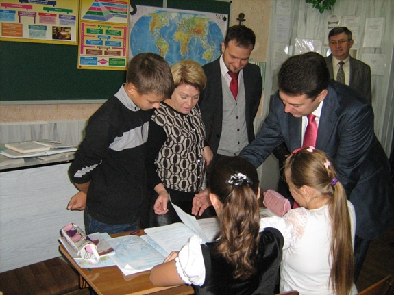 Євген Суліма відвідав школу № 40 в Дніпропетровську та вручив вчителю початкових класів Лідії Бегмі відзнаку «Заслужений вчитель України»
