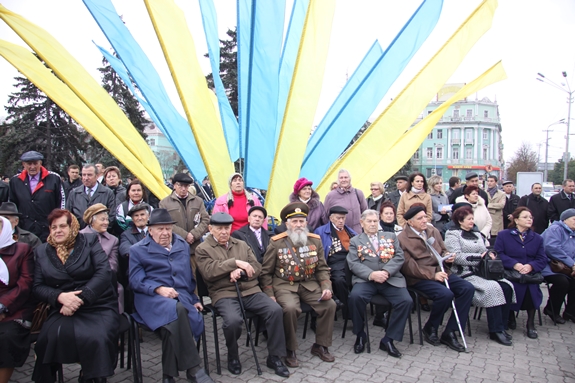 Губернатор привітав жителів з 68-ю річницею визволення України та вручив 40 ветеранам державні та обласні нагороди (фото)