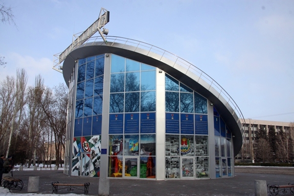 Губернатор Дніпропетровщини відкрив у Кривому Розі першу в Україні 3D-відеогалерею історико-краєзнавчого музею (фото)