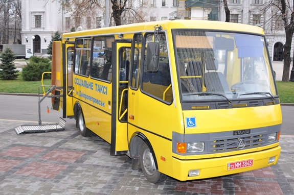 Із нагоди Міжнародного дня інвалідів Олександр Вілкул вручив 2 спецавтобуси для перевезення людей з особливими потребами