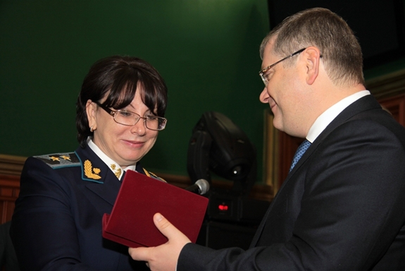 З нагоди Дня працівників прокуратури України губернатор Олександр Вілкул вручив дві нові квартири у Дніпропетровську