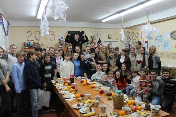 Понад 1200 дітей взяли участь у святкових заходах, організованих волонтерами Молодіжного центру Дніпропетровщини (фото)