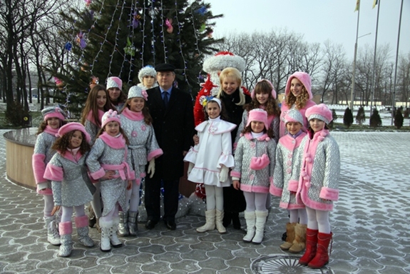Губернатор Дніпропетровщини відкрив п’ятиметрову новорічну ялинку в дитячому центрі соціальної реабілітації «Перли