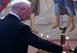 Прем’єр-міністр України Микола Азаров та губернатор Дніпропетровщини Олександр Вілкул запалили свічки у Свято-Георгіївській дзвіниці 