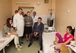 Віктор Янукович, Раїса Багатирьова та губернатор Олександр Вілкул відвідали дітей, постраждалих від вибухів у Дніпропетровську