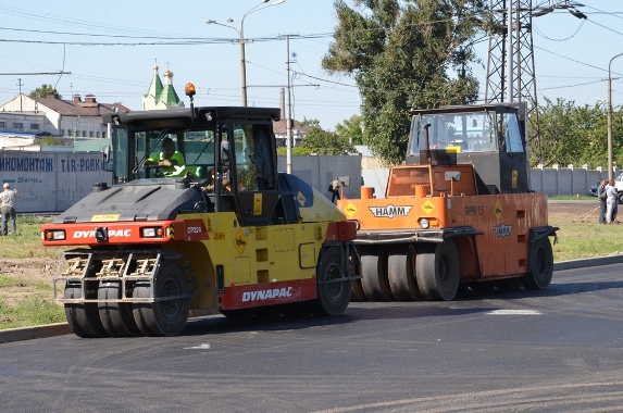 У Дніпропетровську на вулиці Набережна Заводська вже повністю влаштований нижній шар асфальтобетонного покриття (фото)