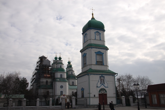 К Пасхе будет завершена реставрация первых трех куполов Свято-Троицкого собора в Новомосковске и открыта присоборная площадь