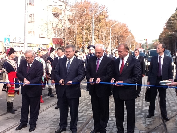 Прем’єр-міністр України Микола Азаров та губернатор Дніпропетровщини Олександр Вілкул відкрили оновлений проспект Південний у Кривому Розі