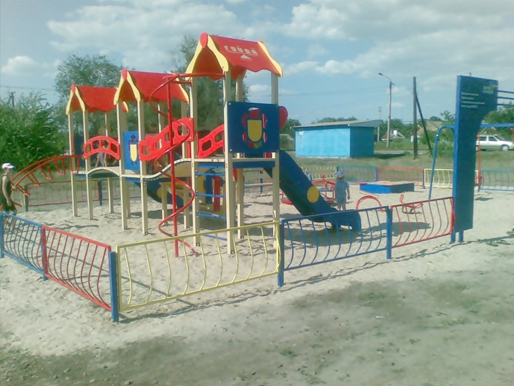 В нашем городе Орджоникидзе появились сразу две новые детские площадки